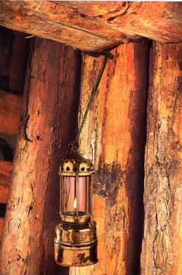 Lampe de Cagnac-Carmaux en situation plantée dans une pièce de boisage